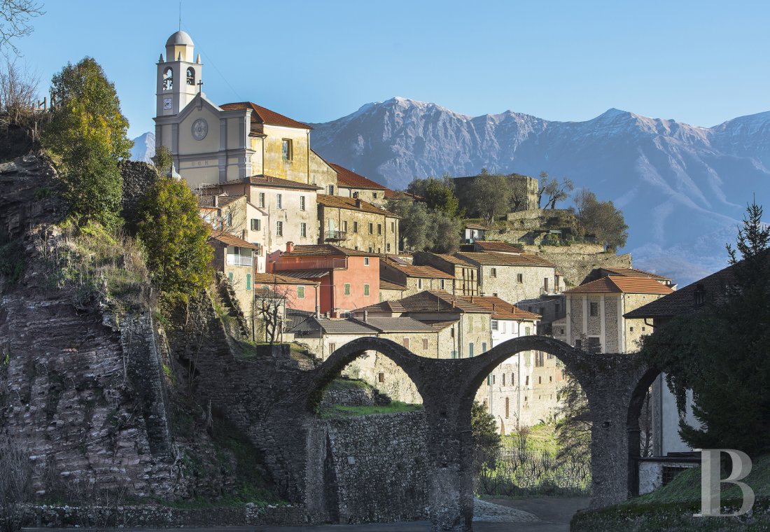 En Italie, dans la province de Lunigiana, un palazzo posé sur les remparts d’un village préservé - photo  n°1